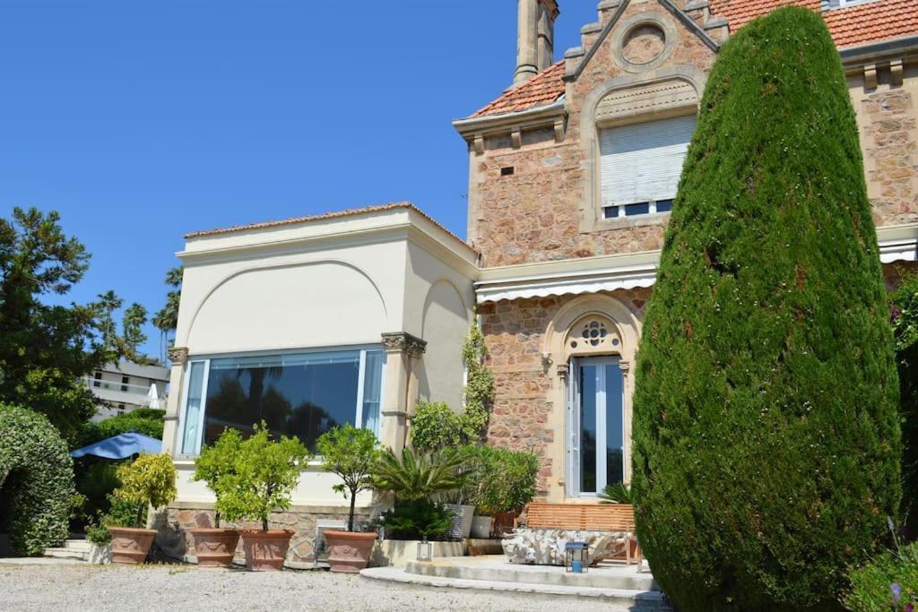 Luxury 4 Bedrooms In Apartment *